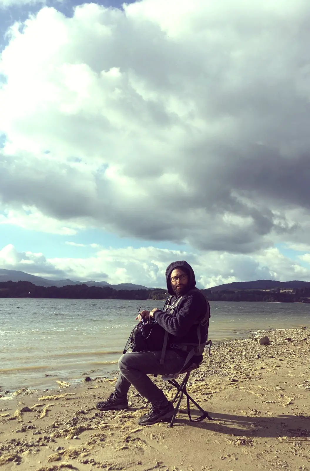 Iñigo Olmo con su equipo durante una grabación junto al lago