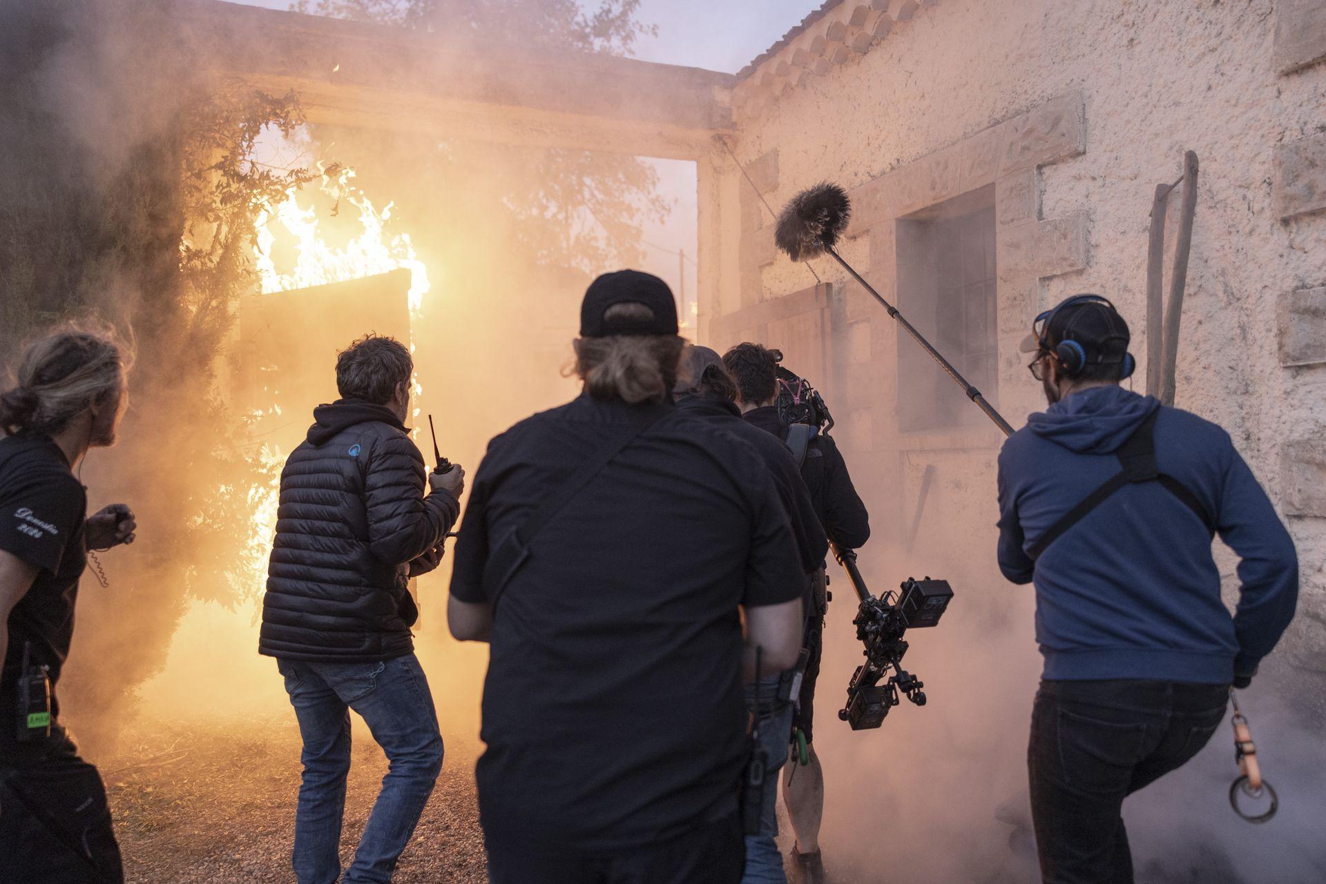 Equipo de rodaje grabando una escena con fuego